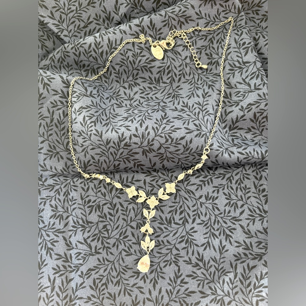 Liz Claiborne Silver Tone Y drop crystal Feminine Necklace 16” adj clasp